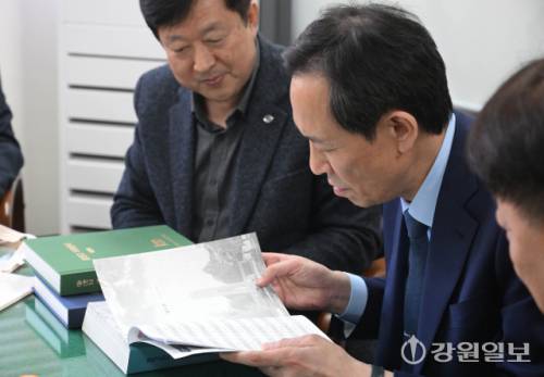 ◇우상호 더불어민주당 도지사 예비후보가 17일 춘천고 총동문회 사무실에 방문해