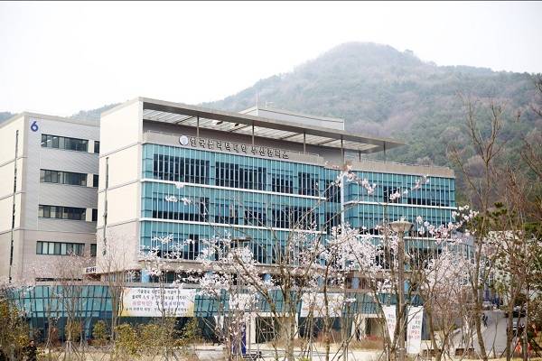 한국폴리텍대학 부산캠퍼스가 동남권 산업현장에 필요한 창의융합기술인재를 키워내는 직업교육중심대학으로 자리매김하고 있다. 부산 북구 덕천동에 있는 한국폴리텍대학 부산캠퍼스 전경.