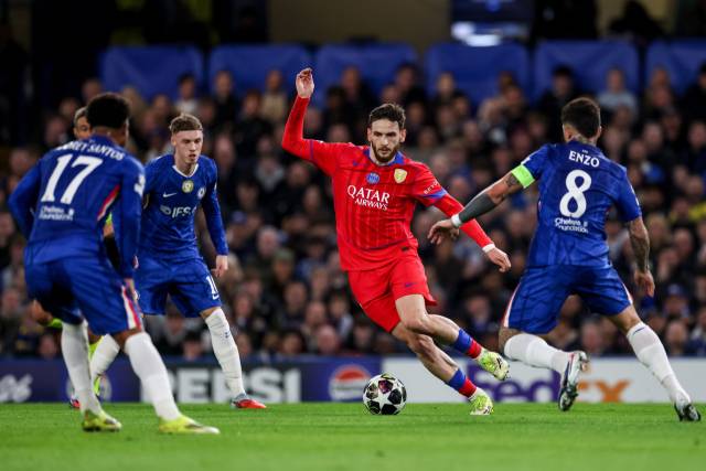 PSG의 흐비차 크바라츠헬리아가 18일 영국 런던의 스탬포드 브리지에서 열린 2025-2026 UEFA 챔피언스리그 16강 2차전 경기 도중 첼시 선수들 사이에서 드리블을 시도하고 있다. EPA 연합뉴스