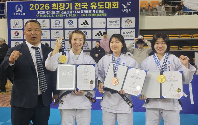 (왼쪽부터) 경북도체육회 김정훈 유도 감독, 김지수, 허미오, 허미미. 경북도체육회 제공