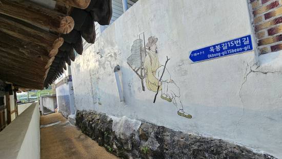 진주 옥봉동 상무사 주변으로 보부상들을 연상케 하는 벽화가 조성돼 있다.