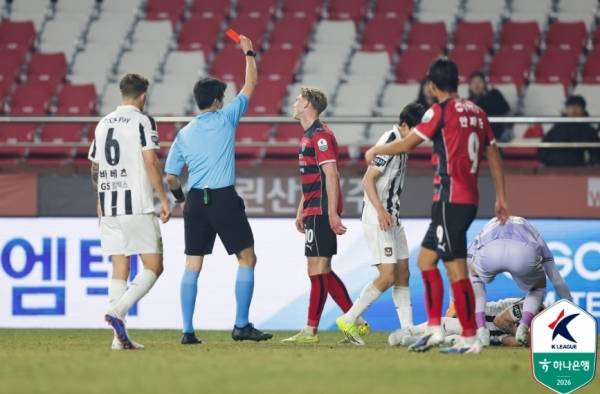 전반 막판 팔꿈치 가격으로 레드카드를 받고 퇴장 당하는 포항의 트란지스카. 한국프로축구연맹 제공