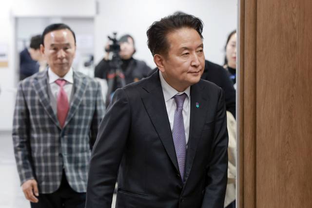 김영환 충북도지사가 18일 국회 소통관에서 국민의힘 공천관리위원회가 본인을 공천 배제 결정한 것, 경찰이 금전 수수 혐의로 구속영장을 신청한 것과 관련해 기자회견을 하기 위해 회견장으로 향하고 있다. 왼쪽은 국민의힘 박덕흠 의원. 연합뉴스