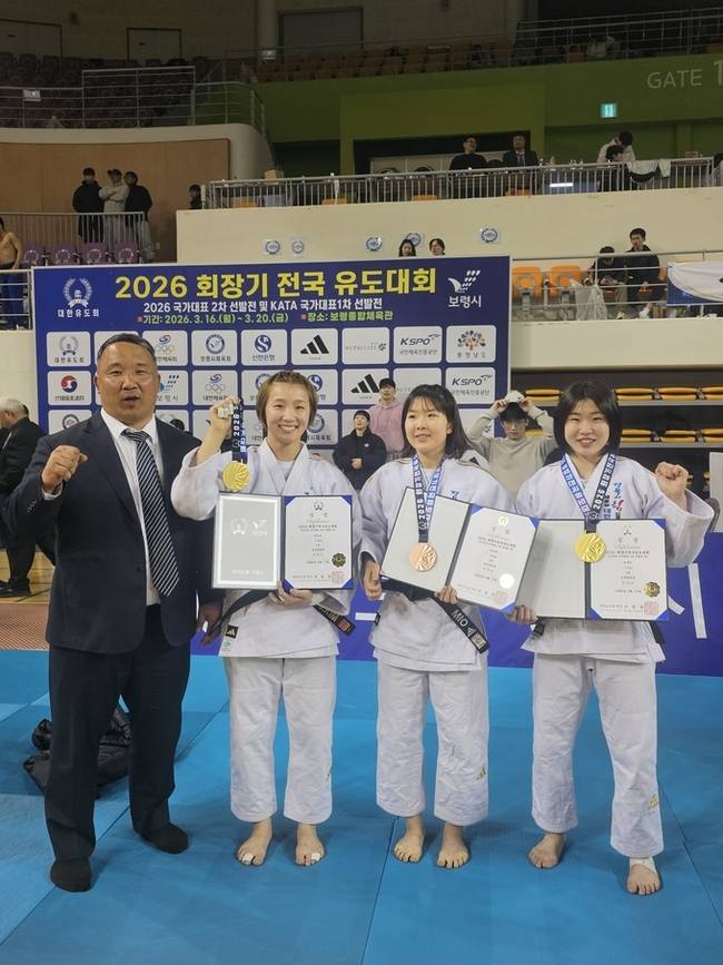 ▲ 경북체육회 허미미(-57kg, 사진 중앙)와 김지수(-63kg, 오른쪽)도 충남 보령종합체육관에서 열린 '2026 회장기 전국유도대회 겸 2026년 2차 국가대표선발전'에서 우승을 차지하며 아시안게임과 아시아유도선수권대회 출전권을 따냈다.