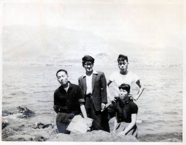 1959년 여름 가포에서의 ‘백치 동인’. 이제하(왼쪽부터), 엄기용, 김용복, 임혜진.