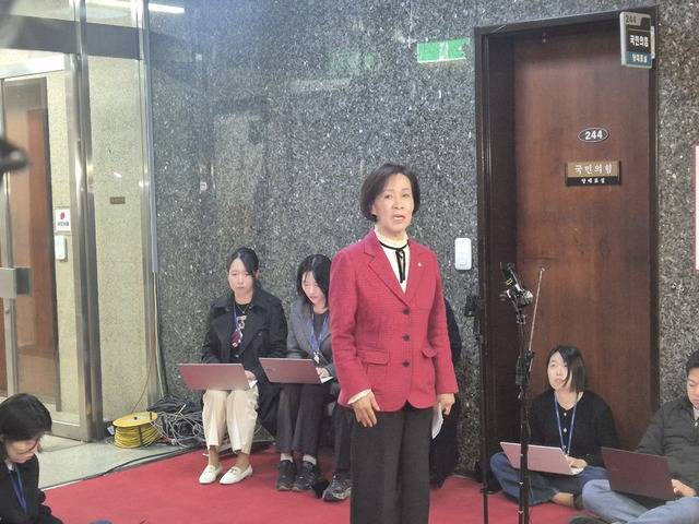 국민의힘 대구시당 위원장인 이인선 의원이 18일 국회 당 대표실에서 장동혁 대표와 면담하고 나온 뒤 기자들의 질문에 답하고 있다. 이상훈 기자