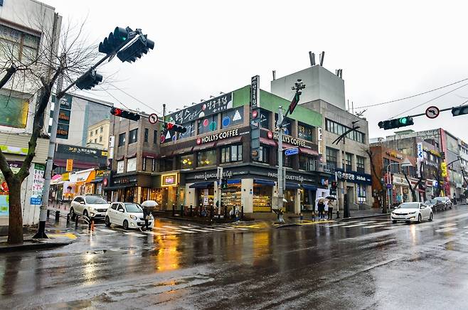 제주지역에서 땅값이 가장 비싼 곳인 제주시 연동 제원아파트 입구 사거리 전경.