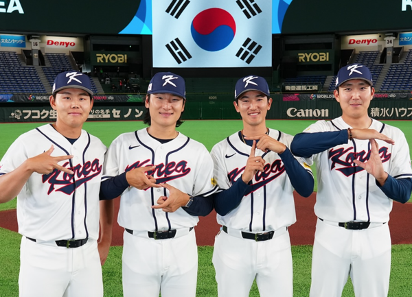 후배 투수 소형준, 곽빈, 손주영과 함께 포즈를 취한 고영표(사진=KBO)