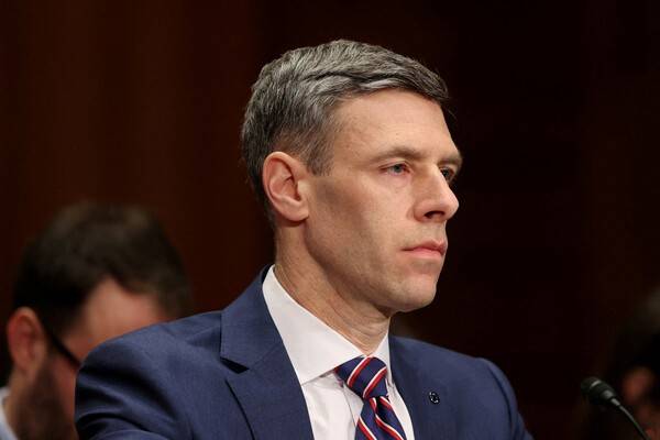 미국 통화감독청장 조너선 굴드가 2026년 2월 26일 워싱턴 D.C. 국회의사당에서 열린 상원 은행·주택·도시문제 위원회 청문회에서 금융감독청의 최신 보고를 듣고 증언하고 있다. [출처=연합뉴스]