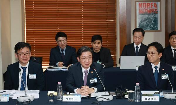 이억원 금융위원장과 배경훈 과학기술정보통신부 장관(부총리)이 17일 오후 서울 중구 프레스센터에서 한국산업은행 회장, 국내 AI 반도체 기업 대표와 함께 개최한 국민성장펀드 'K-엔비디아 육성 프로젝트' 추진을 위한 민관 합동 간담회에서 국민성장펀드를 활용한 AI 반도체 투자전략에 대해 논의했다. [출처=금융위 ]