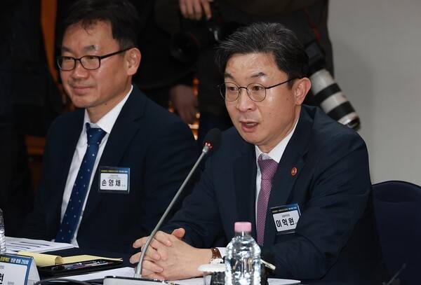 이억원 금융위원장과 배경훈 과학기술정보통신부 장관(부총리)이 17일 오후 서울 중구 프레스센터에서 한국산업은행 회장, 국내 AI 반도체 기업 대표와 함께 개최한 국민성장펀드 'K-엔비디아 육성 프로젝트' 추진을 위한 민관 합동 간담회에서 국민성장펀드를 활용한 AI 반도체 투자전략에 대해 논의했다. [출처=금융위 ]