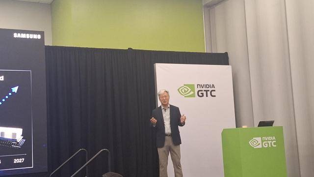 송용호 삼성전자 AI센터장이 미국 캘리포니아주 새너제이에서 개최된 GTC 2026 둘째 날인 17일(현지시간) '설계부터 제조까지, '에이전틱 AI(Agentic AI)'를 통한 반도체 공학의 혁신'을 주제로 발표하고 있다. [사진=조성준 기자]