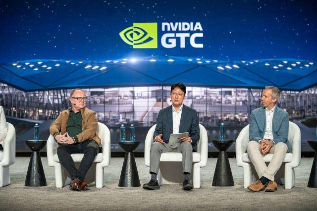 도승용 SK하이닉스 DT부문장(가운데)이 17일(현지시간) 미국 세너제이에서 열린 엔비디아 'GTC2026'의&nbsp; 세션 연설을 발표하고 있다. [사진=SK하이닉스]