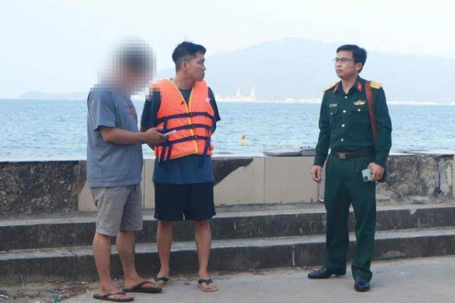 한 베트남 남성이 응우옌 떳 타인 거리에서 드론을 날리다 현장에서 적발됐다 [사진= 베트남 군 사령부 제공]