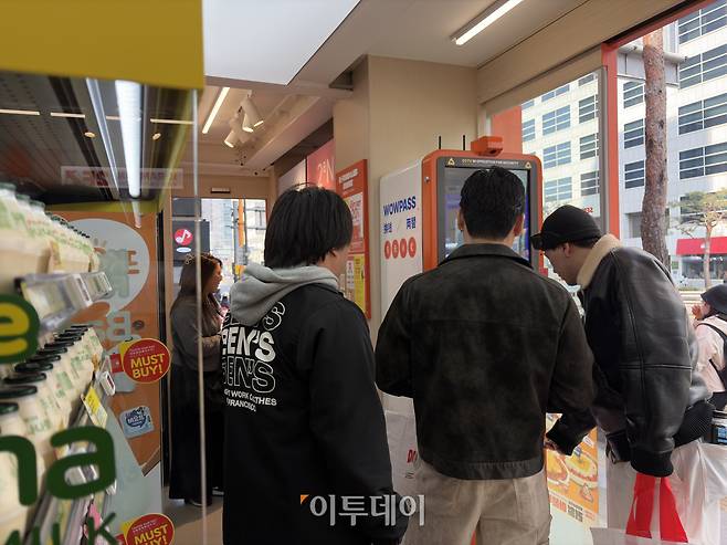 외국인들이 이마트24 특화 점포 'K푸드랩'에서 환전을 하고 있다.(황민주 기자 minchu@)