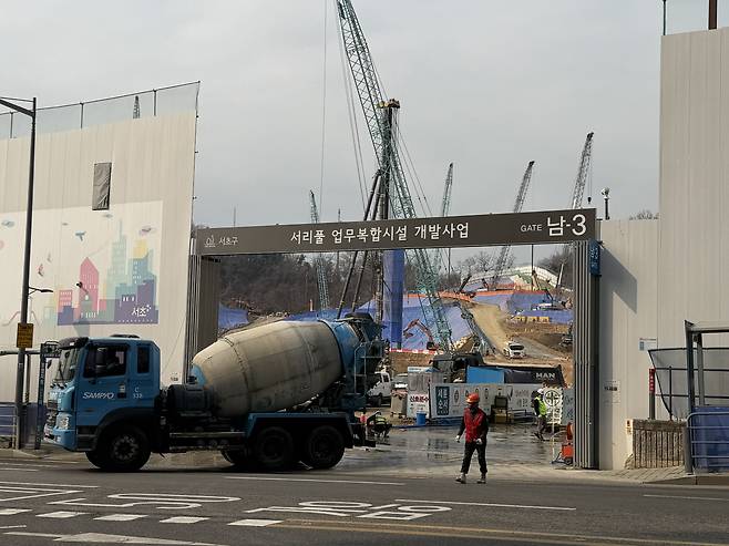 서울 서초구 서초동 1005-6번지 일대 서리풀 복합개발사업지에서 공사가 한창인 모습.(정유정 기자 @oiljung)