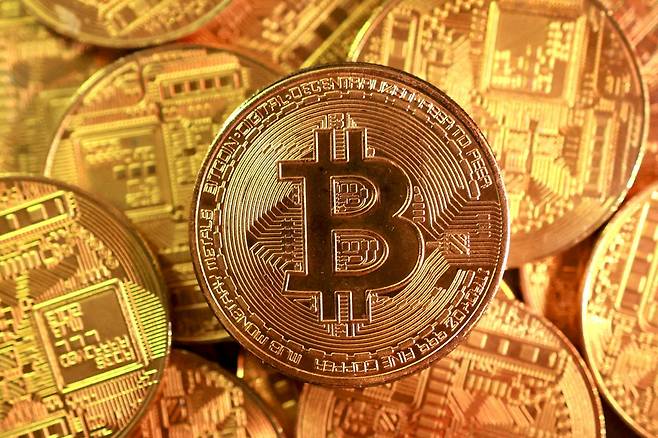 비트코인을 표현한 일러스트가 보인다.(로이터연합뉴스)