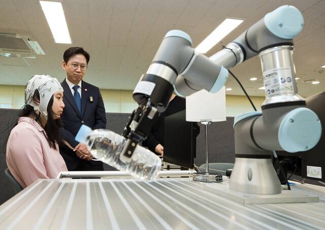 배경훈 부총리 겸 과학기술정보통신부 장관이 18일 열린 ‘제44차 생명공학종합정책심의회’ 에 참석해 비침습 BCI 기술 시연 설명을 듣고 있다. 과기정통부 제공