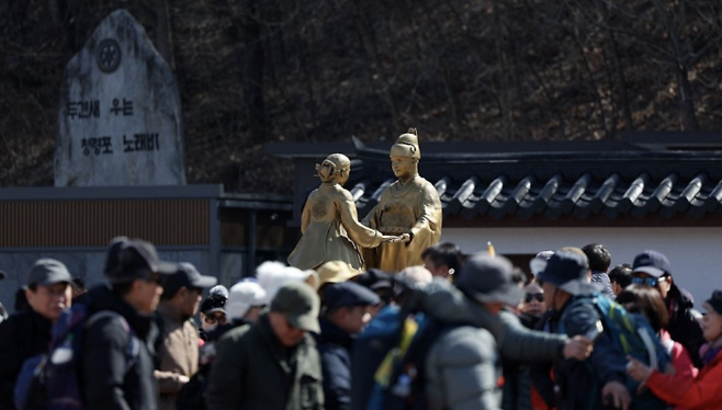 청령포에 방문한 여행객들의 모습. 사진=연합뉴스