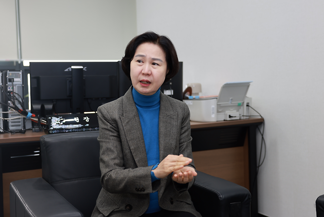 김수영 한국노인인력개발원장이 지난 13일 서울 중구에 위치한 한국노인인력개발원 서울지역본부 사무실에서 본지와 인터뷰를 하고 있다. 김 원장은 "노인 일자리는 더 이상 단순한 복지 정책이 아니라 국가 지속가능성을 좌우하는 중요한 사회 인프라"라고 힘주어 말했다. [사진=한국노인인력개발원]