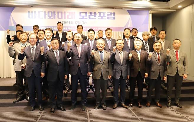 해운법과 공정거래법 충돌 관련 개선 방안을 주제로 한 바다와미래 연구포럼 오찬포럼이 17일 서울 여의도 켄싱턴호텔에서 개최됐다. 참석자들이 기념 촬영을 하고 있다./한국해운협회