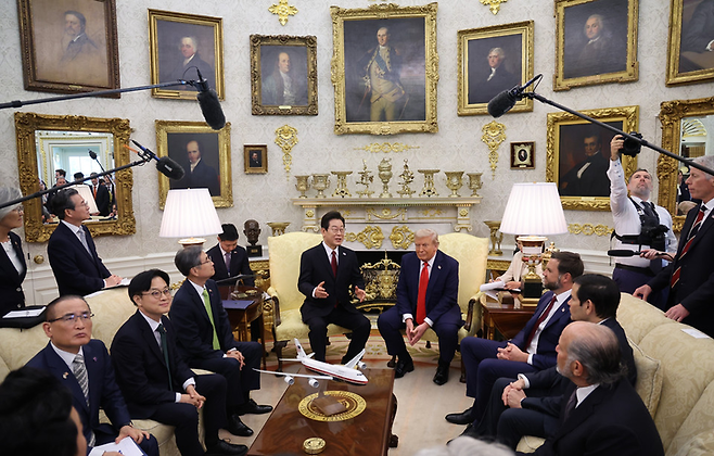 ▲2025년 8월 25일(현지시간) 미국 워싱턴DC 백악관에서 이재명 대통령과 도널드 트럼프 미국 대통령이 관세협상, 조선업 협력, 한반도 평화 등 폭넓은 의제로 정상회담을 하고 있다. 사진=연합뉴스