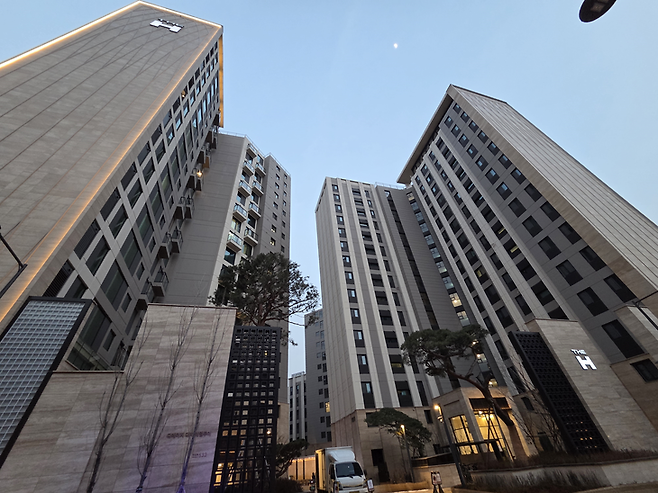 ▲서울 강남구 대치동 '디에이치 대치 에델루이' 단지 전경. 공사비 정산을 둘러싸고 조합과 시공사 간 갈등이 이어지면서 일부 조합원들의 입주가 지연되는 사태가 발생했다. 사진=장혜원 기자