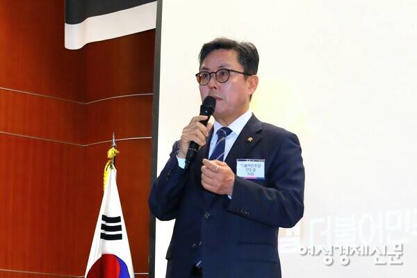 18일 한국금융투자협회 불스홀에서 제10회 여성경제신문 금융포럼에서&nbsp;안도걸 더불어민주당 의원이 축사하고 있다.&nbsp; /류빈 기자