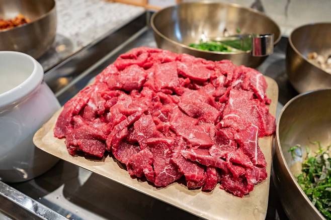 인터불고대구의 '더 뷔페 앳 인터불고'에서 제공하는 뭉티기/사진=인터불고대구