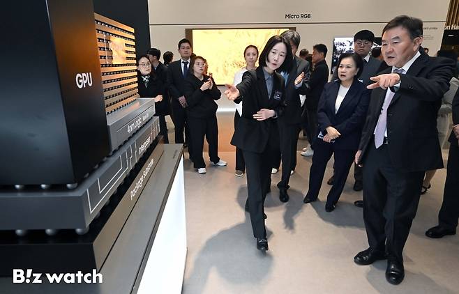 18일 경기 수원시 영통구 수원컨벤션센터에서 열린 '제57기 삼성전자 정기주주총회'에서 신제윤 삼성전자 이사회 의장을 비롯한 관계자들이 HBM4/4E 70:1 확대 모형을 보고 있다./사진=이명근 기자 qwe123@