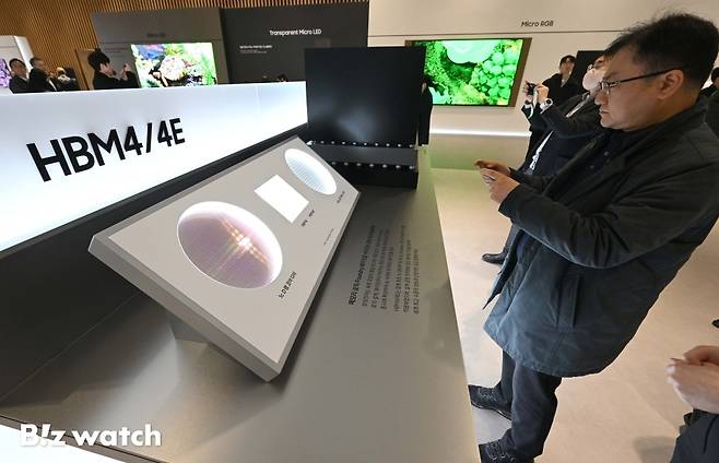 18일 경기 수원시 영통구 수원컨벤션센터에서 열린 '제57기 삼성전자 정기주주총회'에서 주주들이 HBM4,&nbsp;HBM4E 메모리를 보고 있다./사진=이명근 기자 qwe123@