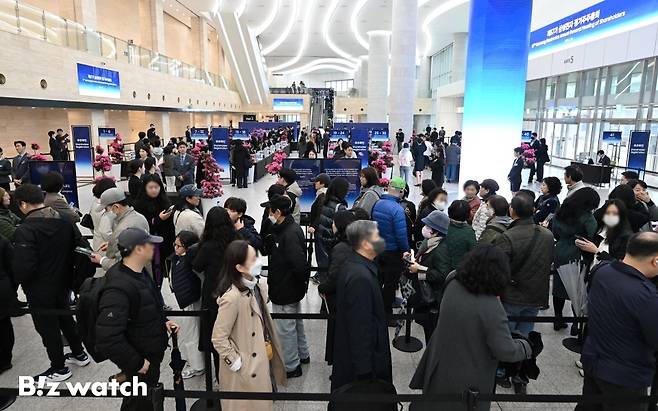 18일 오전 수원시 영통구 수원컨벤션센터에서 열린 제57기 삼성전자 정기주주총회에서 주주들이 입장하기 위해 길게 줄 서 있다.