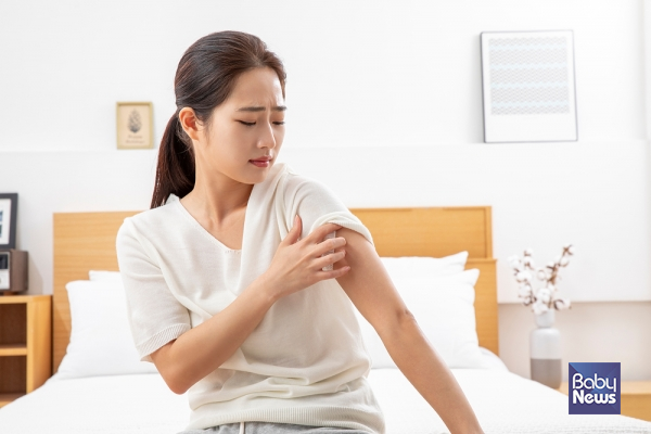 피부 이상 없이 전신 가려움이 지속된다면, 단순 피부 문제가 아닌 당뇨·간·신장·갑상선 등 내과 질환의 신호일 수 있다. ⓒ베이비뉴스