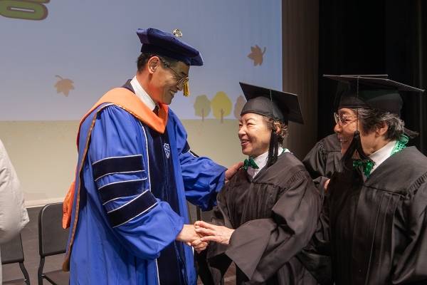 지난 제38기 장수문화대학 통합수료식에서 수료생 어르신과 이기재 양천구청장.&nbsp;ⓒ양천구