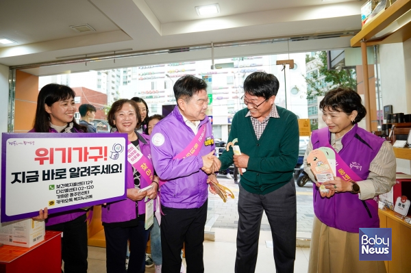 이필형 구청장과 동네방네 두드림활동단이 위기 가구 발굴 홍보 활동을 하고 있다. ⓒ동대문구