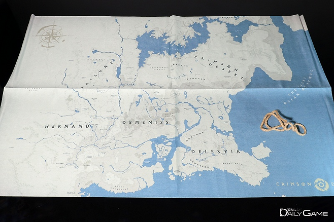 '붉은사막'의 모험이 펼쳐질 파이웰 대륙의 지도. 지도를 감은 마끈은 보풀이 떨어질 수 있으니 민감한 이용자는 조심하길 바란다.