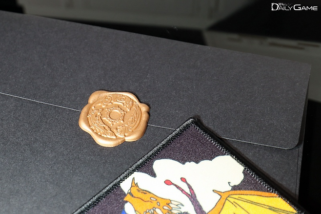 개발자 편지 밀납 봉인, 패치의 외곽 박음질도 촘촘하고, 프린팅 품질도 훌륭하다.