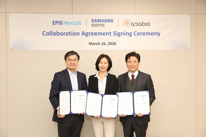 Samsung Bioepis President Kyung-Ah Kim (center), EpisNexLab CEO Sung-Won Hong (left), and G2GBIO CEO Hee-Yong Lee pose for a photo after signing a contract for the joint development of a novel biologic drug and technology platform. (Source: G2GBIO)
