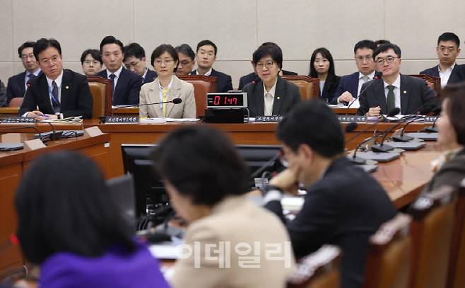 [이데일리 노진환 기자] 정은경 보건복지부 장관이 18일 서울 여의도 국회에서 열린 연금개혁특별위원회 제6차 전체회의에서 질의에 답변하고 있다.