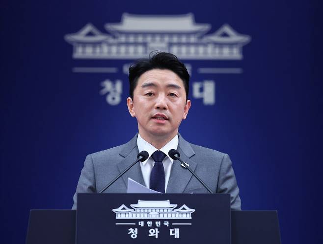 이재명 대통령 전략경제협력 특사로 아랍에미리트(UAE)를 방문하고 귀국한 강훈식 비서실장이 18일 청와대 춘추관에서 특사 활동 관련 브리핑을 하고 있다.(사진=연합뉴스)