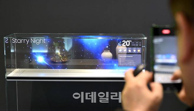 18일 경기 수원시 영통구 수원컨벤션센터에서 열린 '제57기 삼성전자 정기주주총회'에서 주주들이 투명 마이크로 LED를 보고 있다.(사진=이영훈 기자)