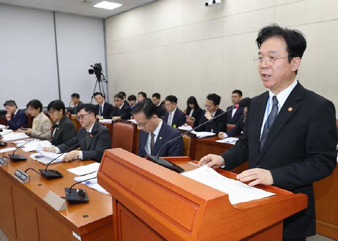 연금개혁특위에서 업무보고하는 김영훈 고용노동부 장관.(사진=이데일리)