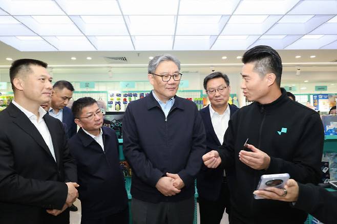 왕원타오(가운데) 중국 상무부장이 지난 15일 동부 저장성 항저우의 한 기업을 시찰하고 있다. (사진=중국 상무부)