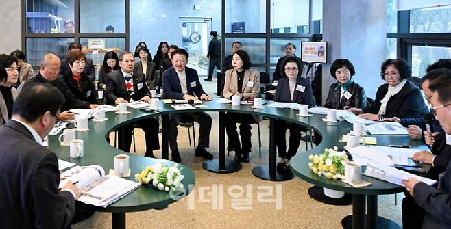 18일 두물머리 카페 아르츠에서 열린 송산권역 현장 티타임에 참석한 주민들과 김동근 시장이 이야기를 나누고 있다.(사진=의정부시)