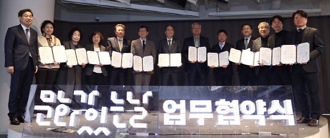 김영수 문화체육관광부 제1차관이 18일 서울 종로구 아트코리아랩에서 열린 문화가 있는 날 확대를 위한 업무협약식에서 협약을 마치고 기념촬영을 하고 있다. (사진=문체부)