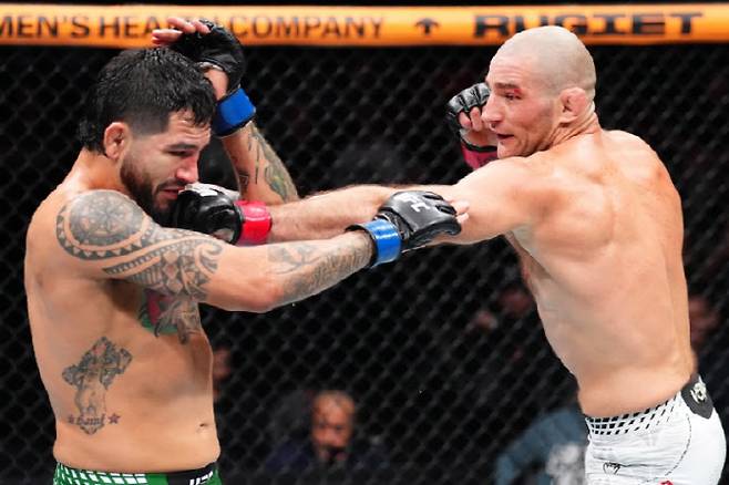 션 스트릭랜드(오른쪽). 사진=UFC