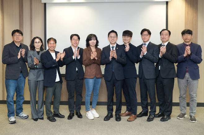배경훈 부총리 겸 과기정통부 장관이 18일 서울 종로구 과학기술자문회의 대회의실에서 개최된 독자 AI 관계 기업 간담회에서 주요 AI 기업 관계자들과 기념촬영을 하고 있다. (사진=과기정통부)