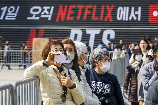방탄소년단(BTS)의 서울 광화문광장 컴백 공연을 앞둔 17일 서울 종로구 광화문광장을 찾은 일본인 팬들이 전광판에 나오는 방탄소년단 영상을 기다리고 있다. (사진=뉴시스)