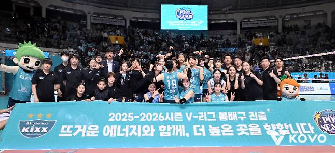 정규시즌 최종전에서 승점 3을 추가해 극적으로 봄배구 진출을 확정지은 GS칼텍스 선수들. 사진=KOVO