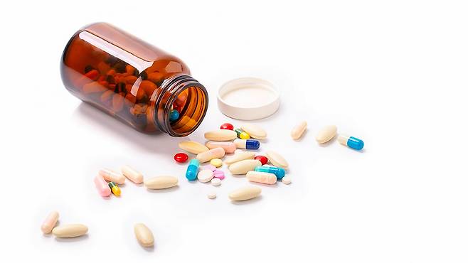 영양제는 개인의 생리적 조건과 건강 상태에 따라 같은 성분이라도 전혀 다른 결과를 낳을 수 있다｜출처: 클립아트코리아